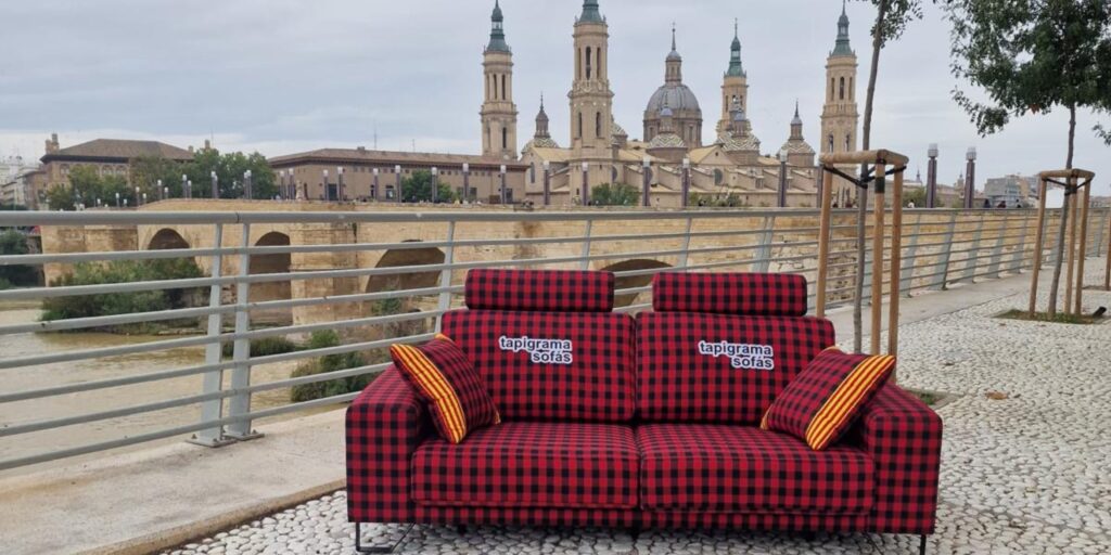 Sofá Tapirulo de Tapigrama con tapizado de cachirulo, diseño exclusivo inspirado en la tradición aragonesa